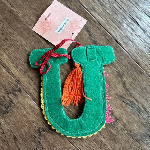⛄️ 50% off⛄️ Only 2 left!!! Felt Letter U Ornament /Present Topper - Picture 2 of 4